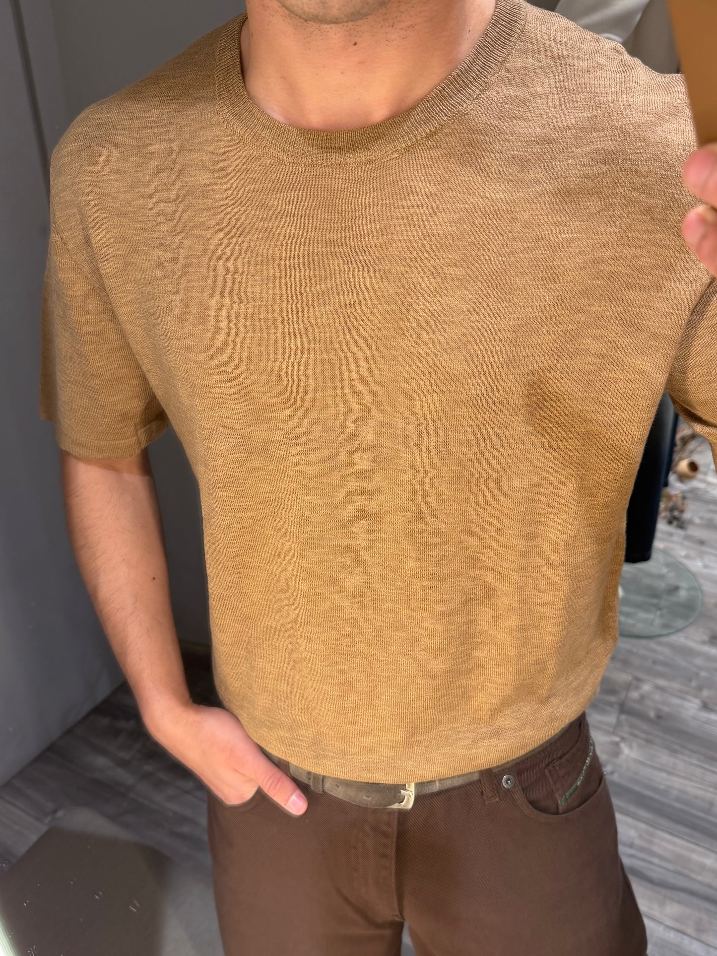 T-SHIRT IN MAGLIA MANICA CORTA CAMMELLO