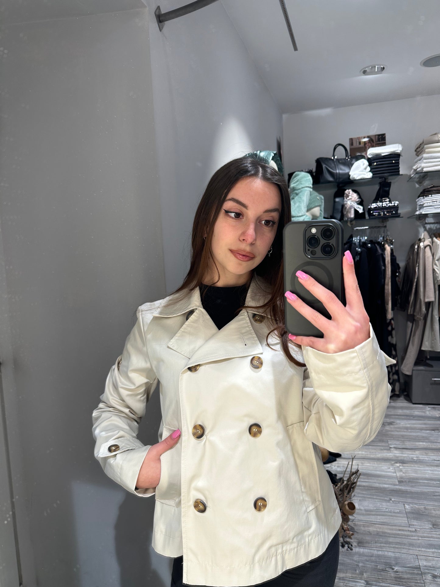 TRENCH CORTO