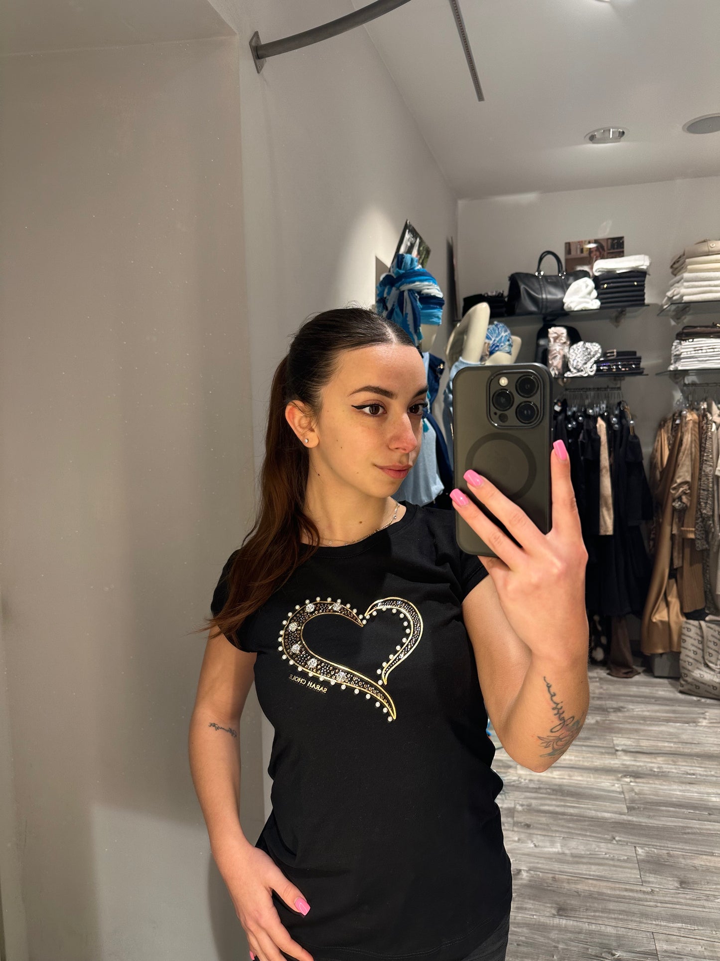 T-SHIRT NERA STAMPA CUORE E STRASS