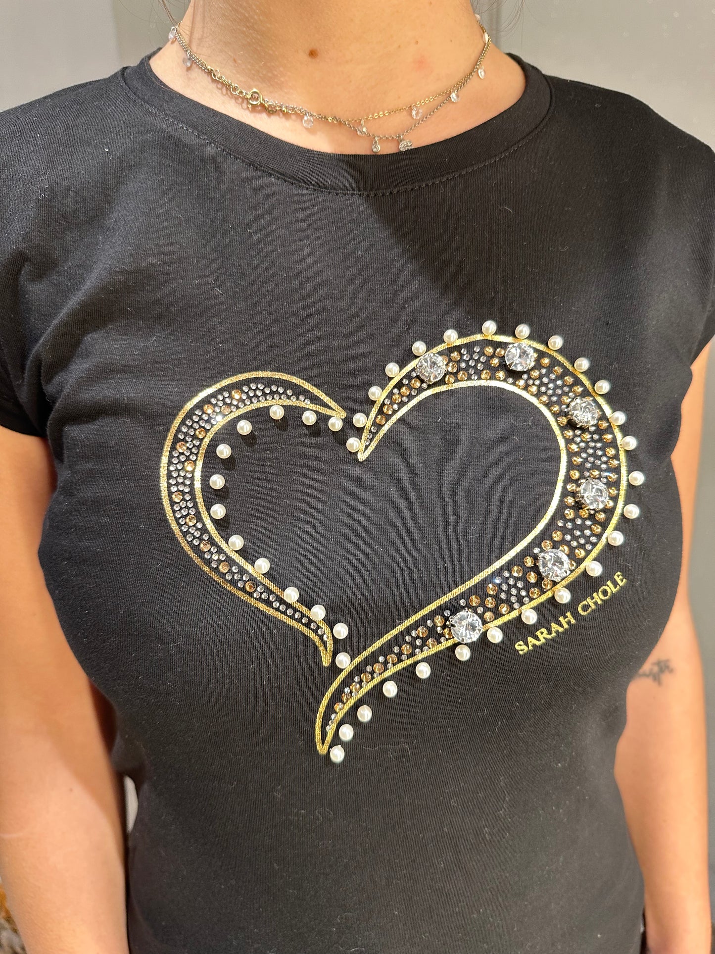 T-SHIRT NERA STAMPA CUORE E STRASS