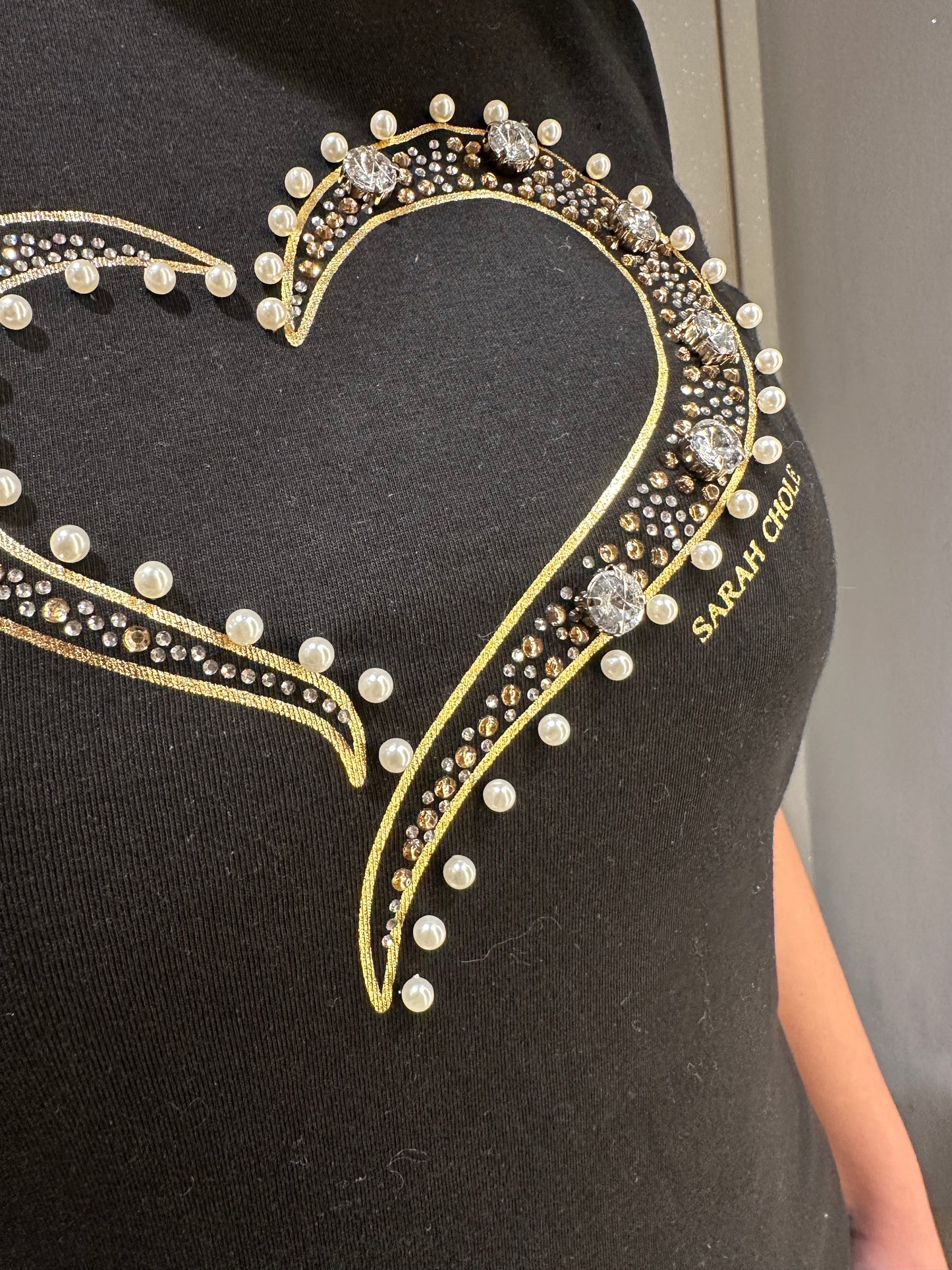T-SHIRT NERA STAMPA CUORE E STRASS