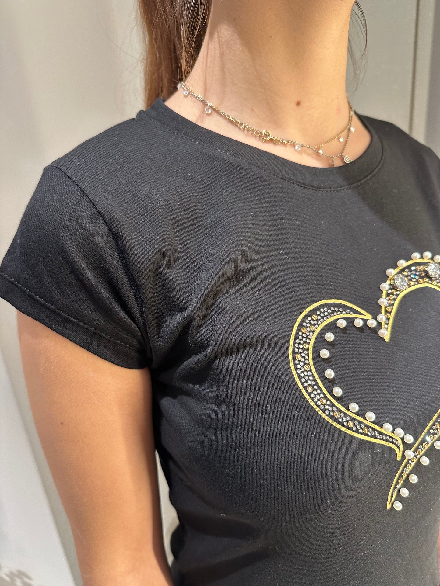 T-SHIRT NERA STAMPA CUORE E STRASS