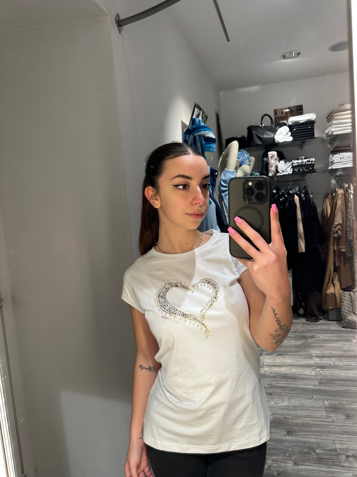 T-SHIRT BIANCA STAMPA CUORE E STRASS