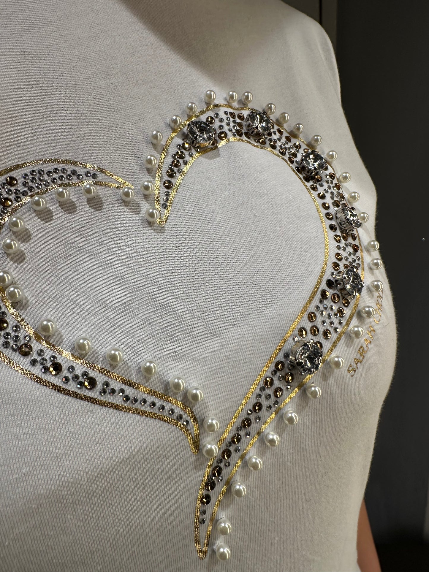 T-SHIRT BIANCA STAMPA CUORE E STRASS