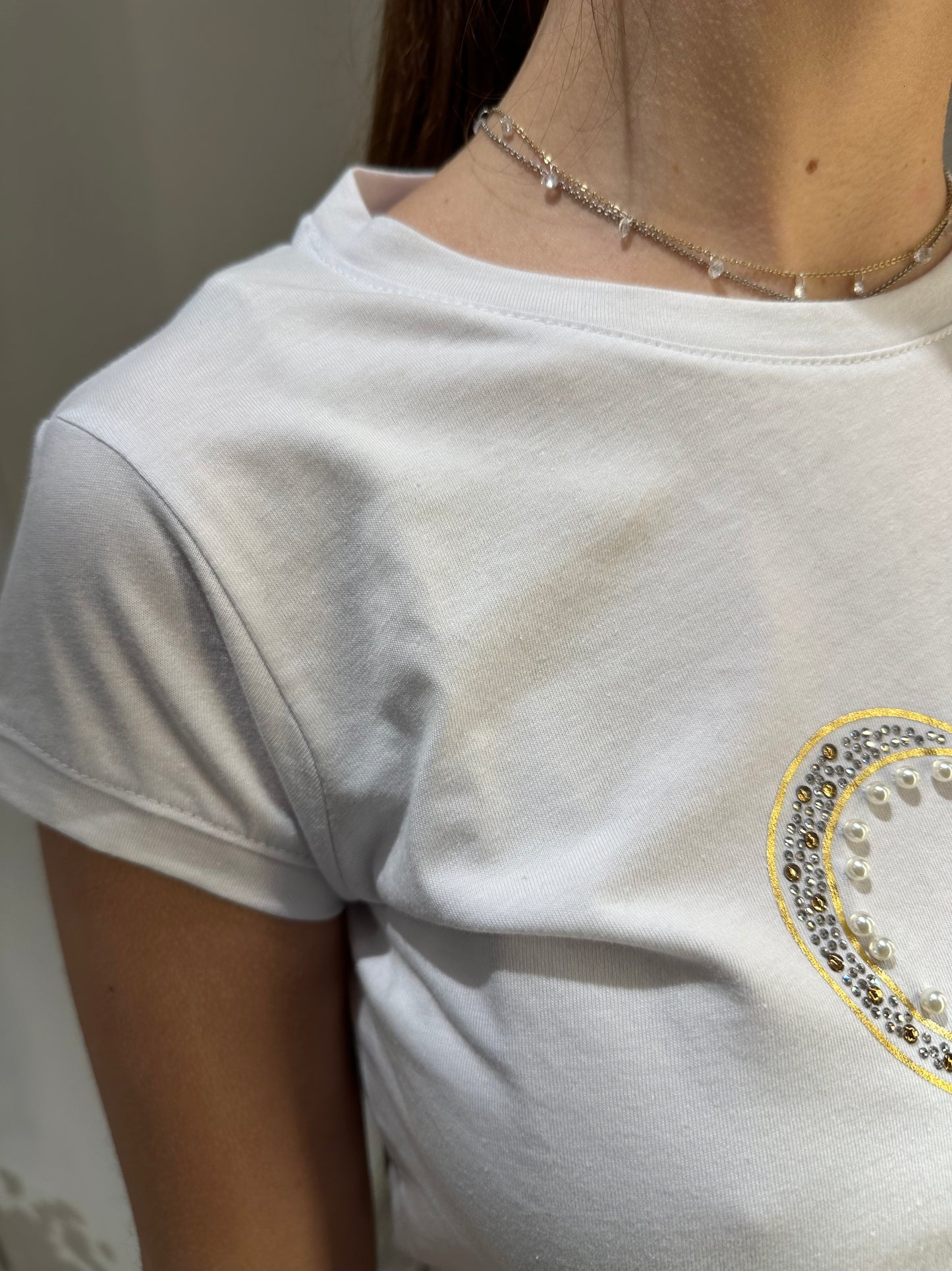 T-SHIRT BIANCA STAMPA CUORE E STRASS