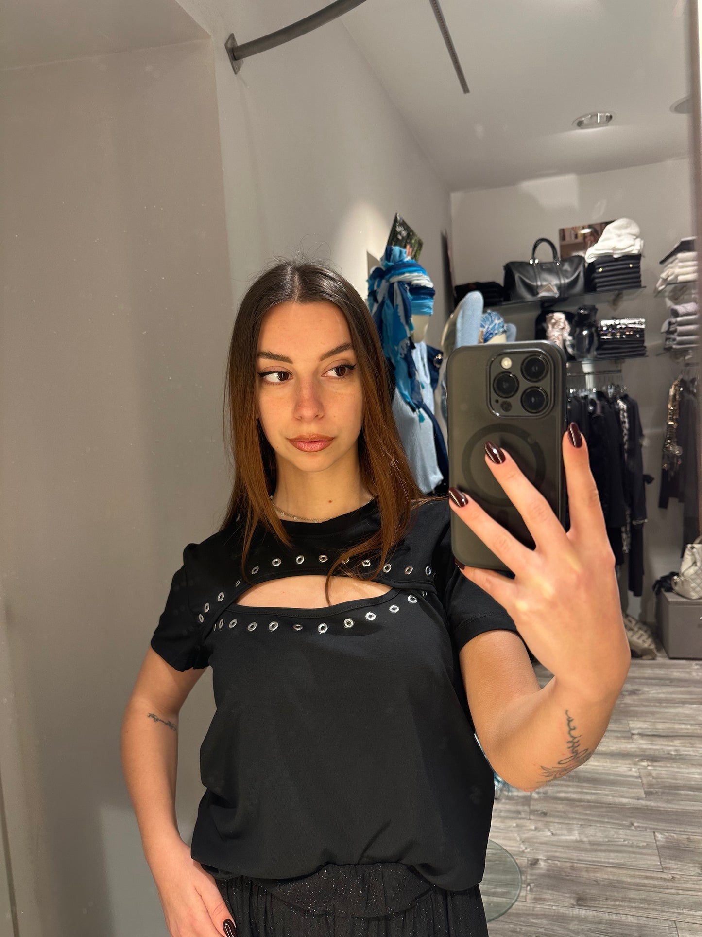 T-SHIRT SPACCO FRONTALE E BORCHIE
