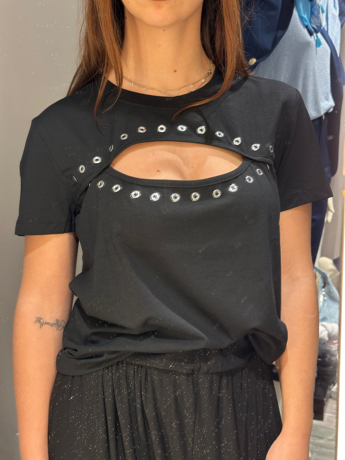 T-SHIRT SPACCO FRONTALE E BORCHIE