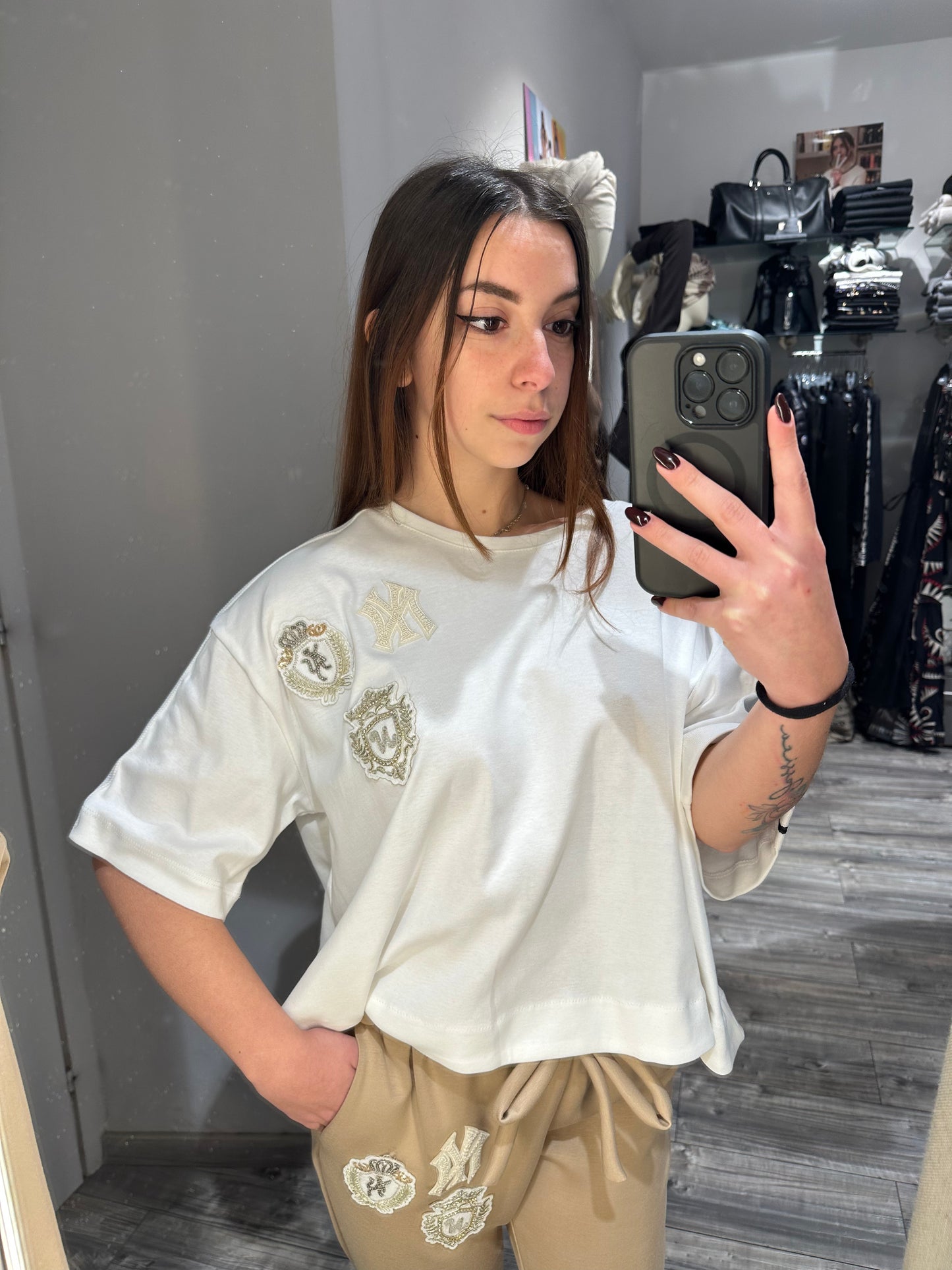 T-SHIRT COLLEGE CON APPLICAZIONI BURRO