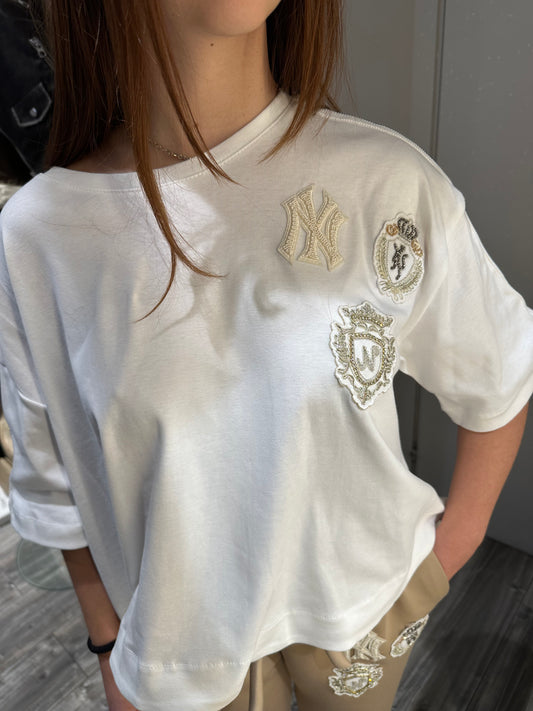 T-SHIRT COLLEGE CON APPLICAZIONI BURRO