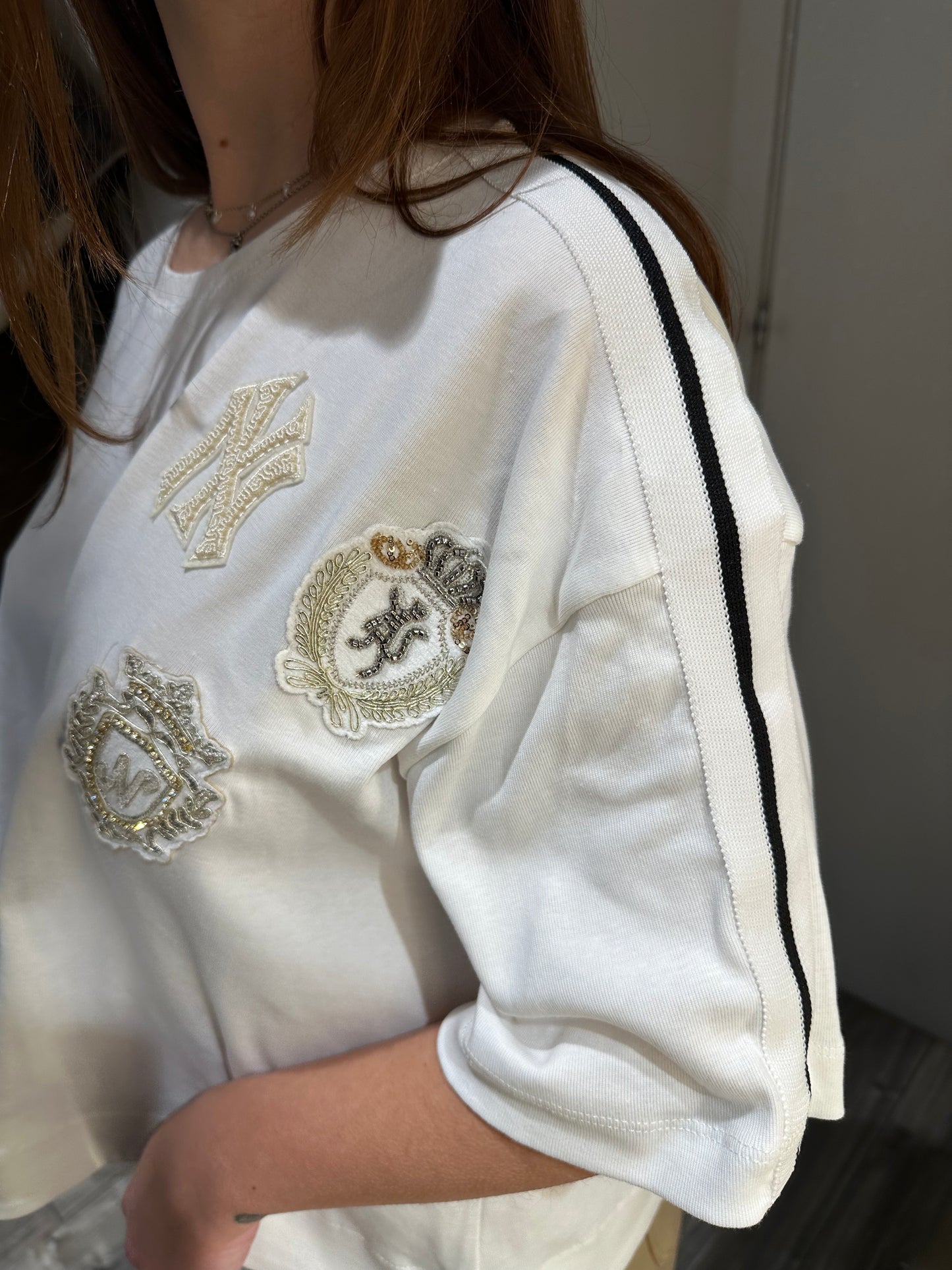 T-SHIRT COLLEGE CON APPLICAZIONI BURRO