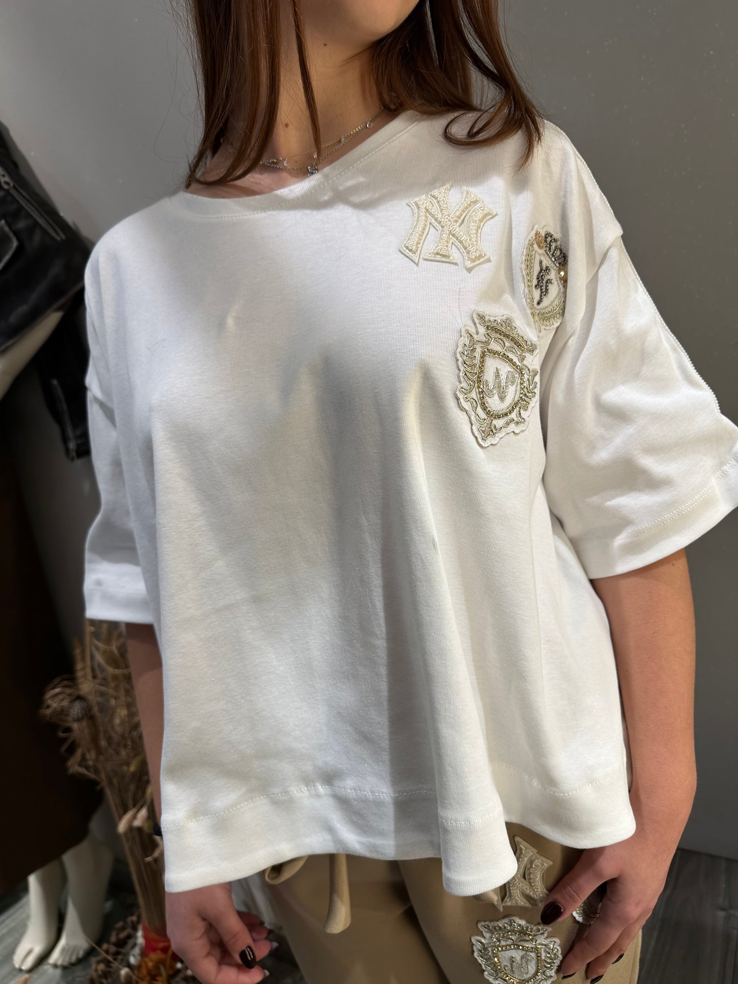 T-SHIRT COLLEGE CON APPLICAZIONI BURRO