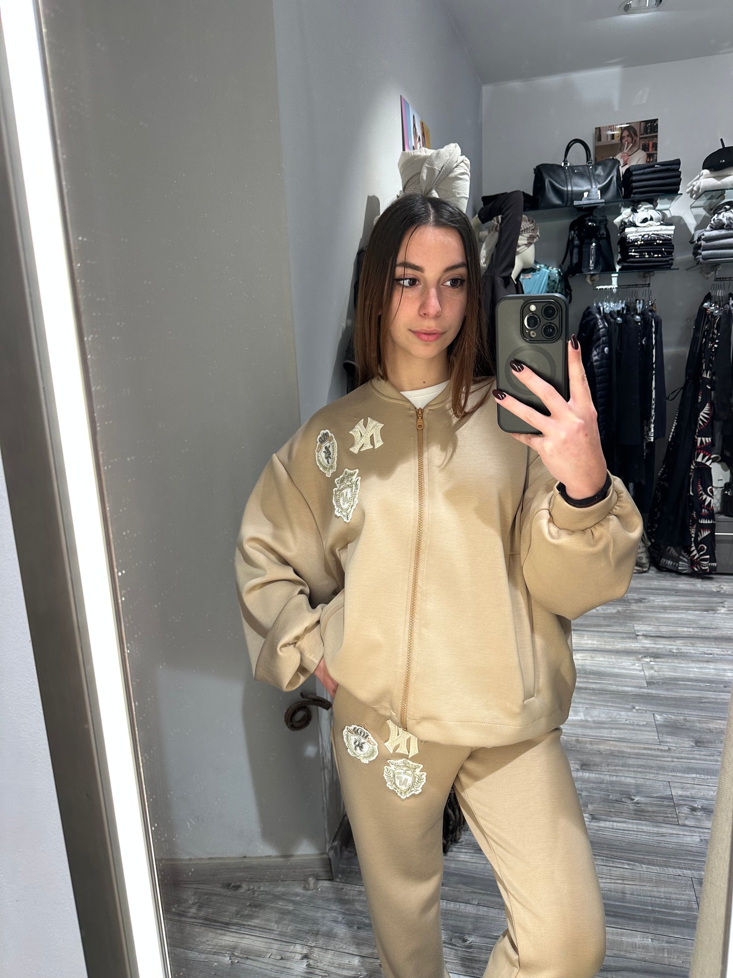 BOMBER CON PATCH ALMOND