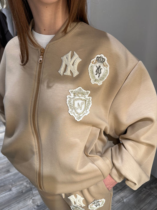 BOMBER CON PATCH ALMOND