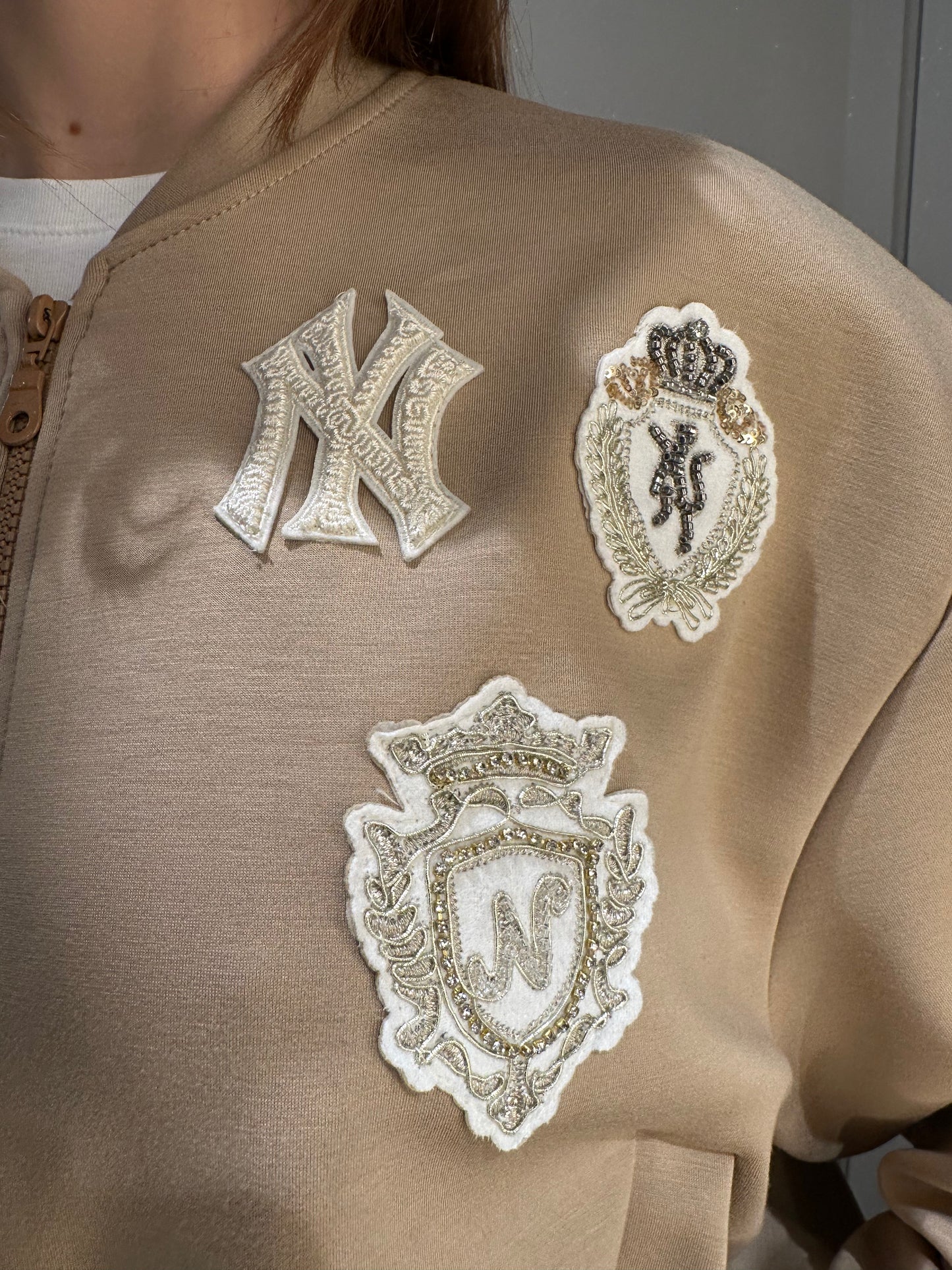 BOMBER CON PATCH ALMOND