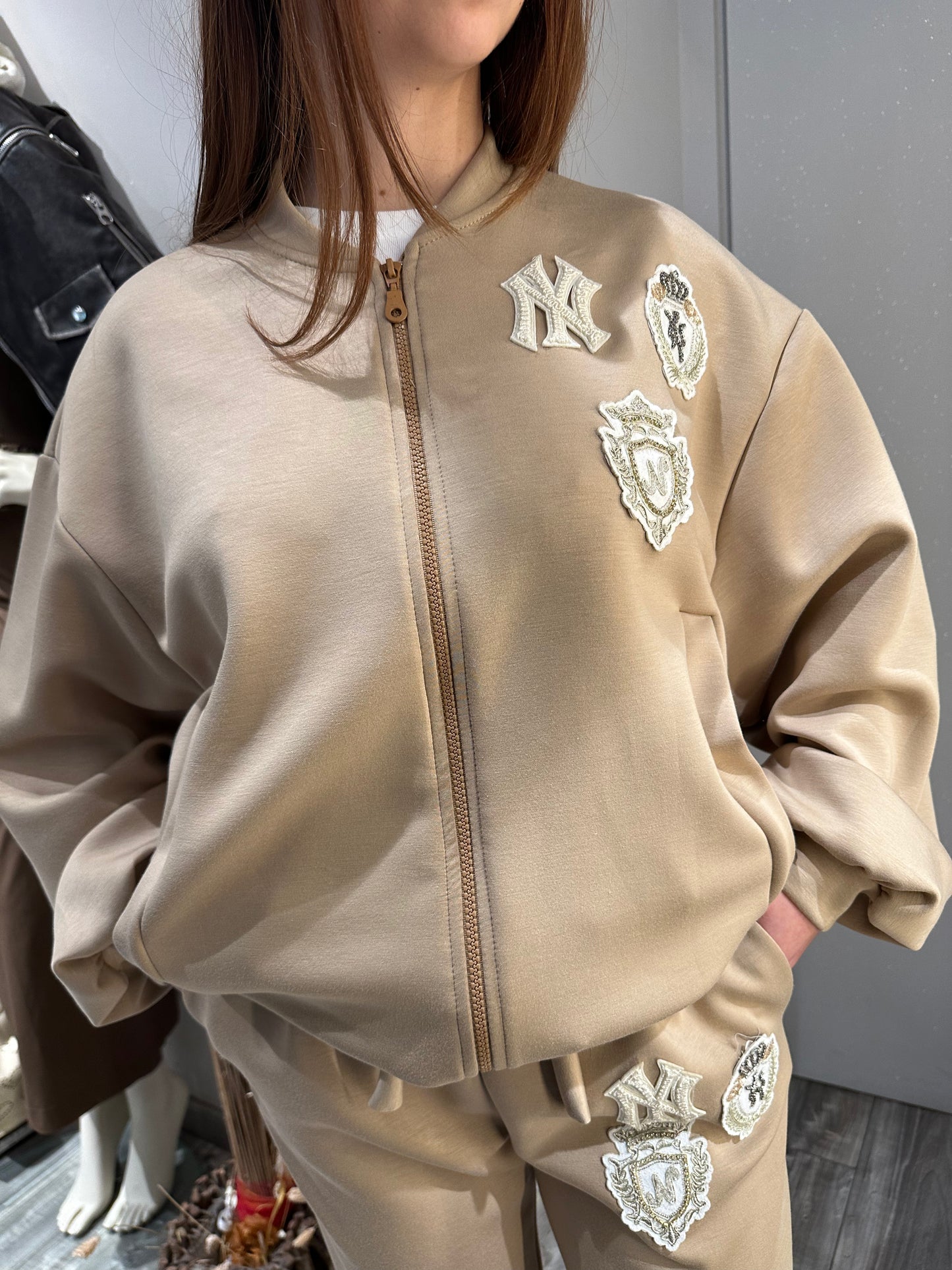 BOMBER CON PATCH ALMOND