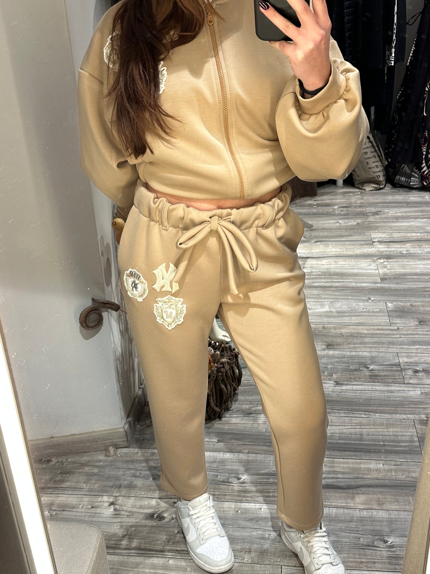 PANTALONE TUTA CON PATCH ALMOND