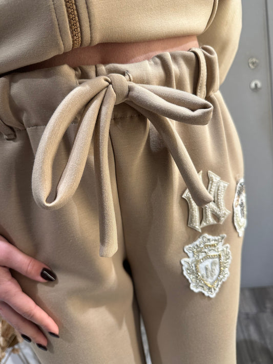 PANTALONE TUTA CON PATCH ALMOND