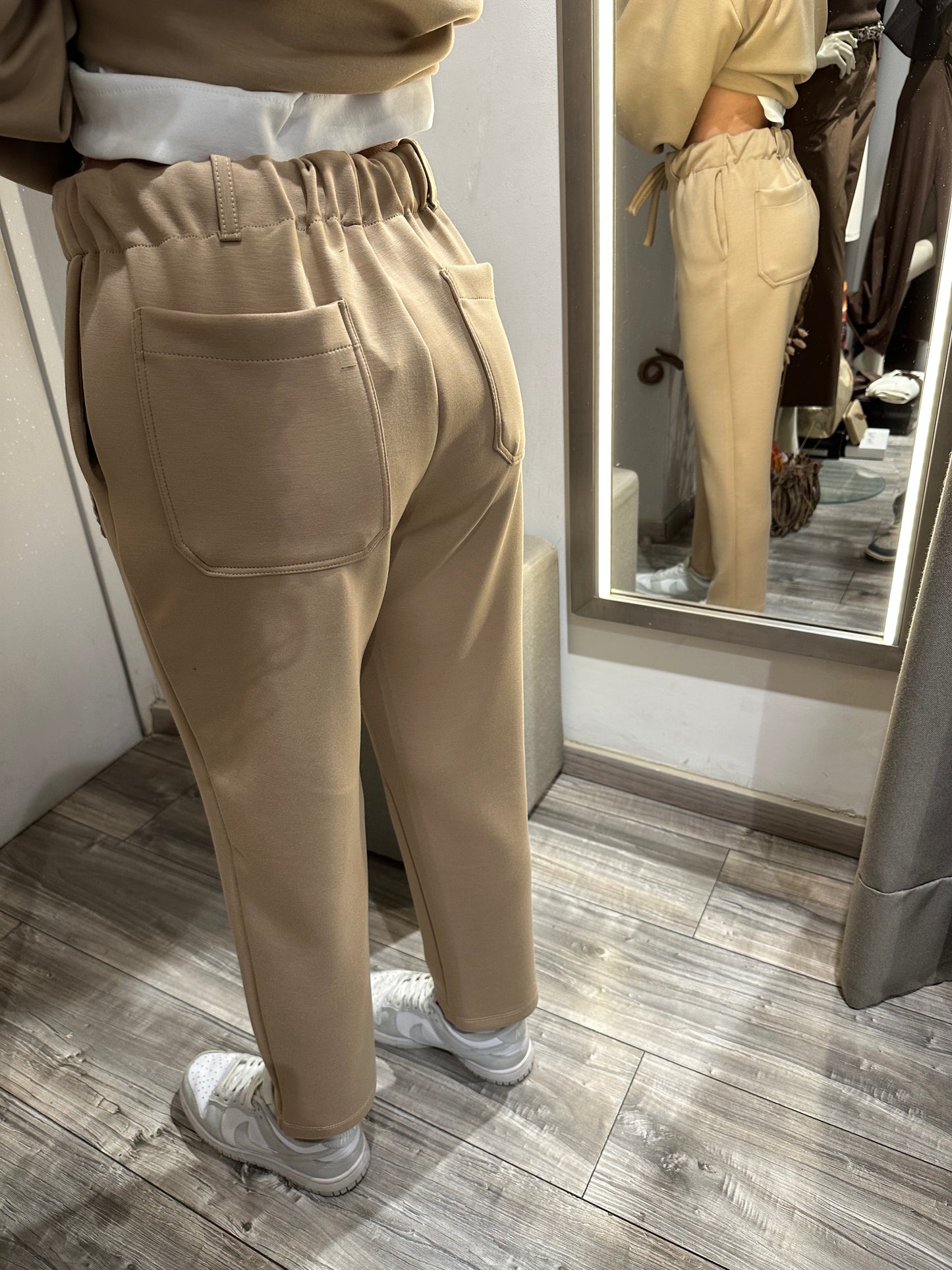 PANTALONE TUTA CON PATCH ALMOND