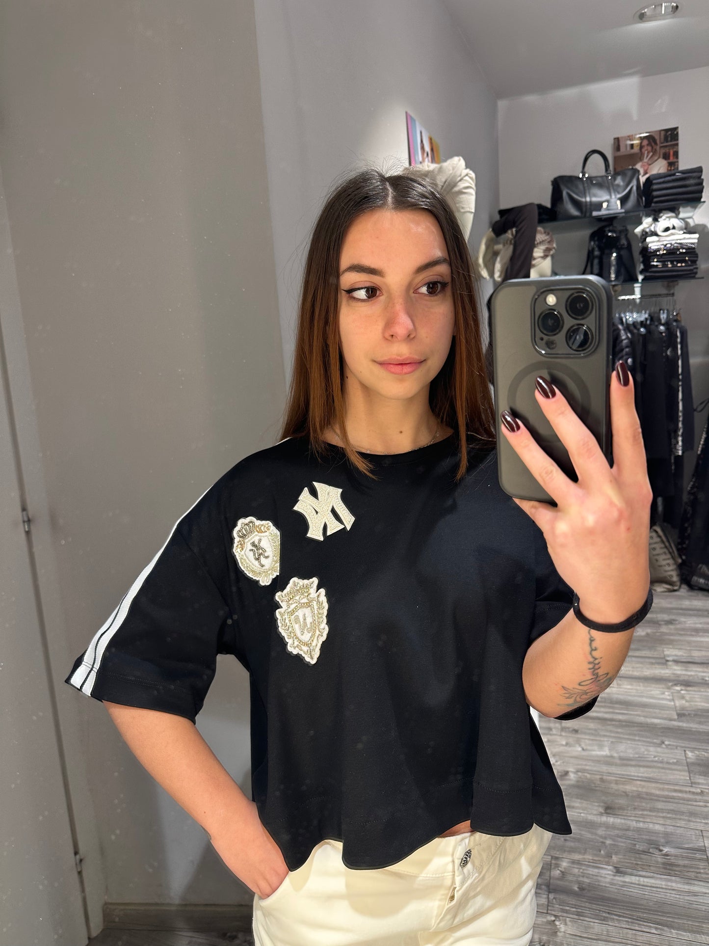 T-SHIRT COLLEGE CON APPLICAZIONI NERA