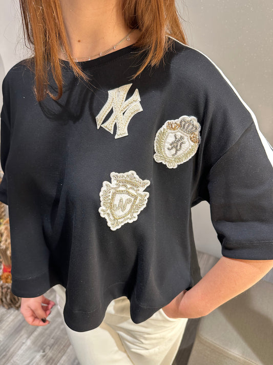 T-SHIRT COLLEGE CON APPLICAZIONI NERA
