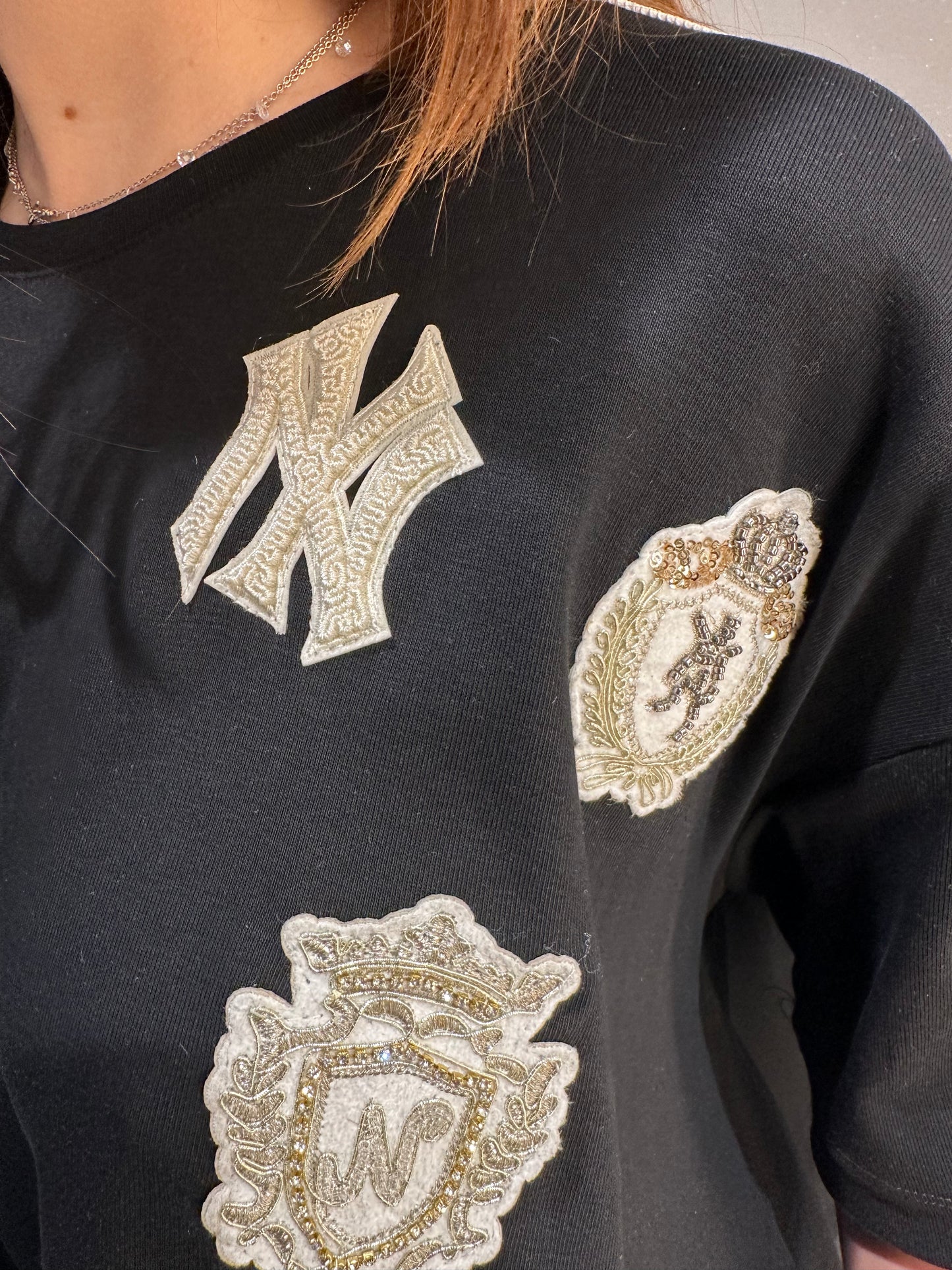 T-SHIRT COLLEGE CON APPLICAZIONI NERA