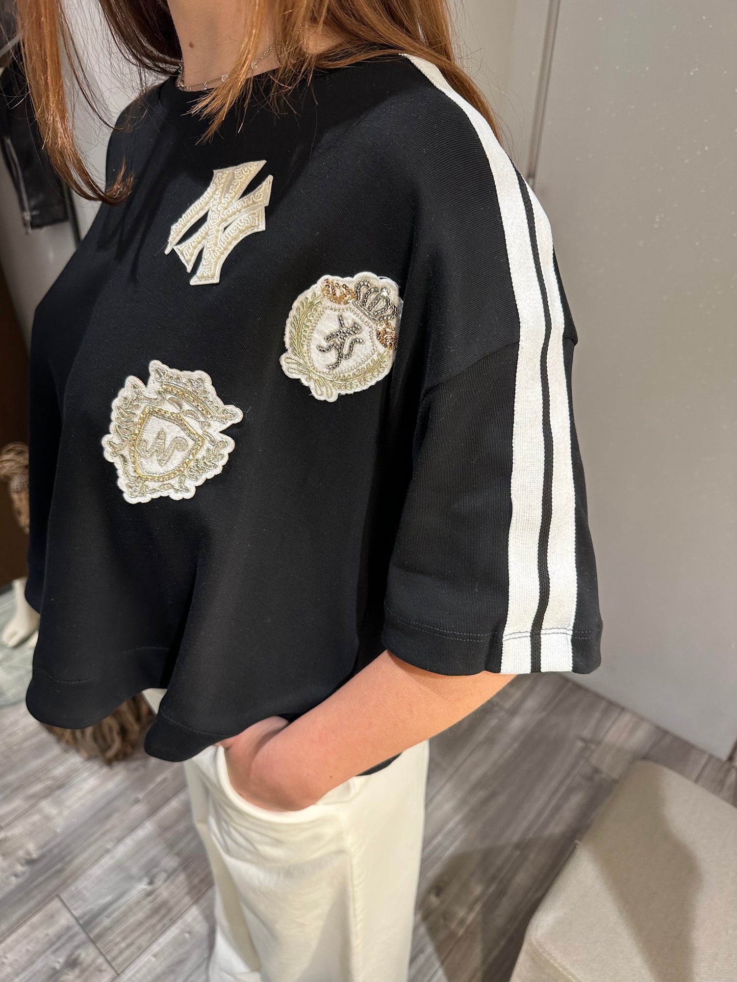 T-SHIRT COLLEGE CON APPLICAZIONI NERA