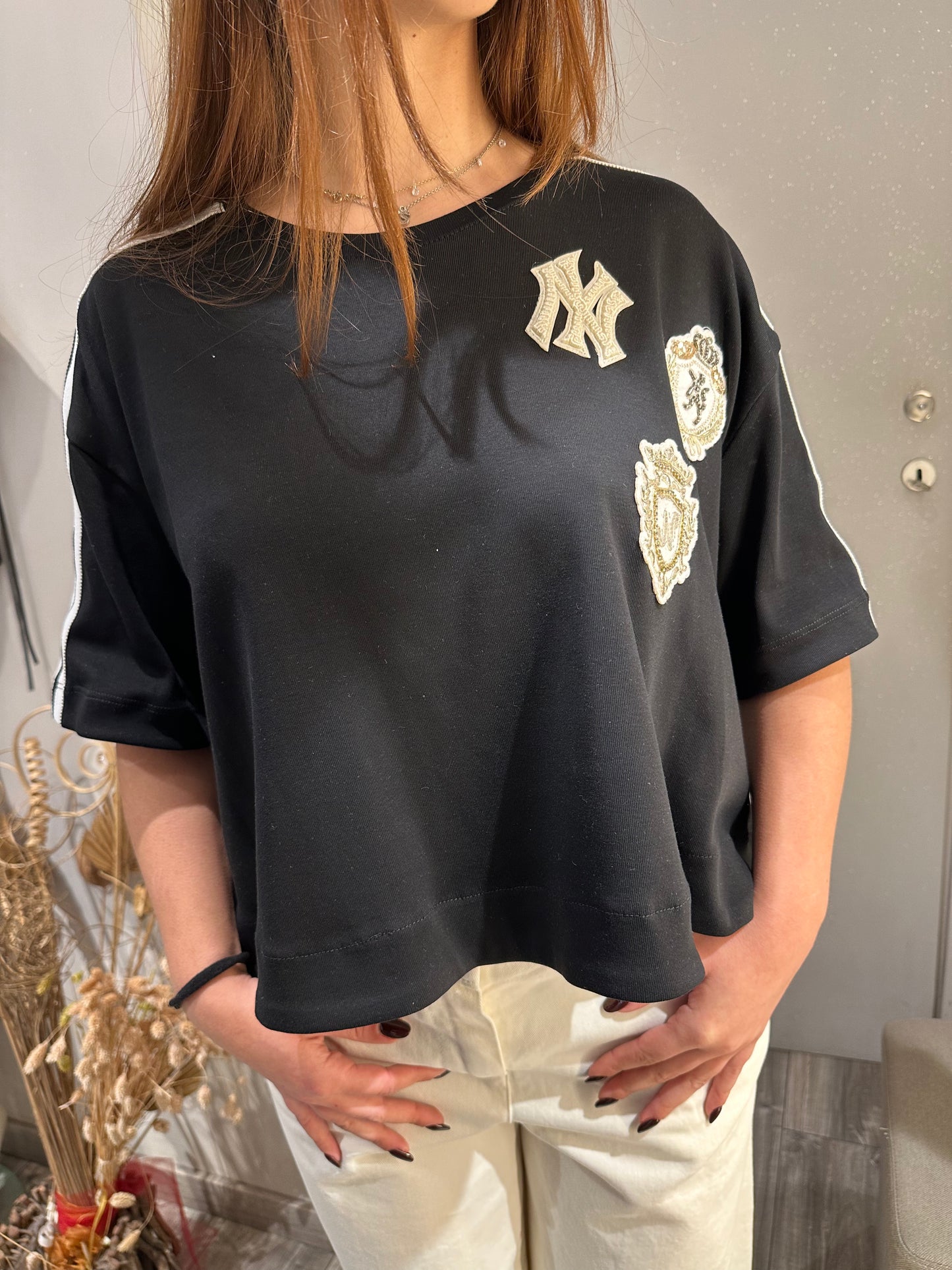 T-SHIRT COLLEGE CON APPLICAZIONI NERA