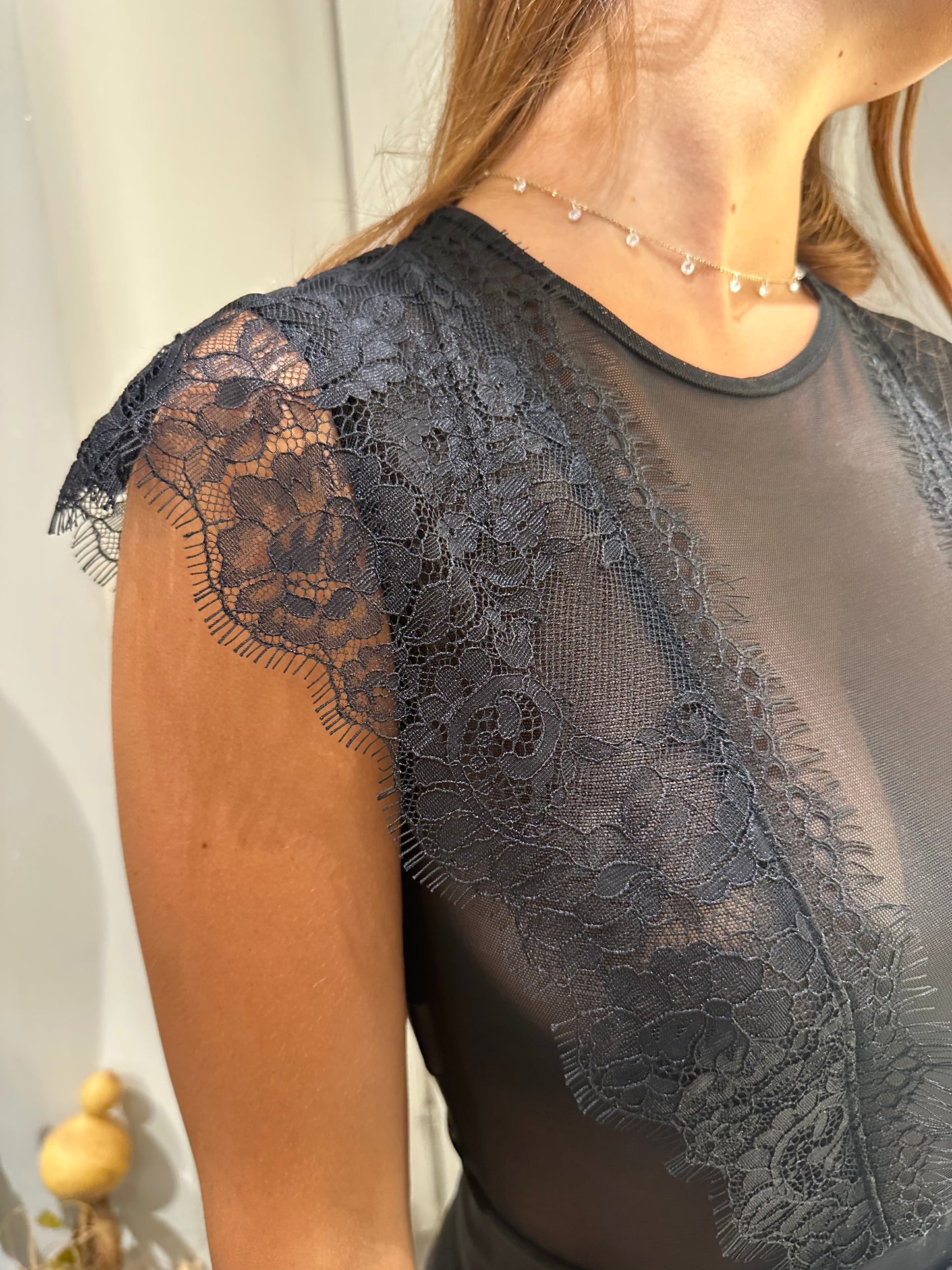 BODY IN TULLE CON INSERTI IN PIZZO E SCOLLO TONDO