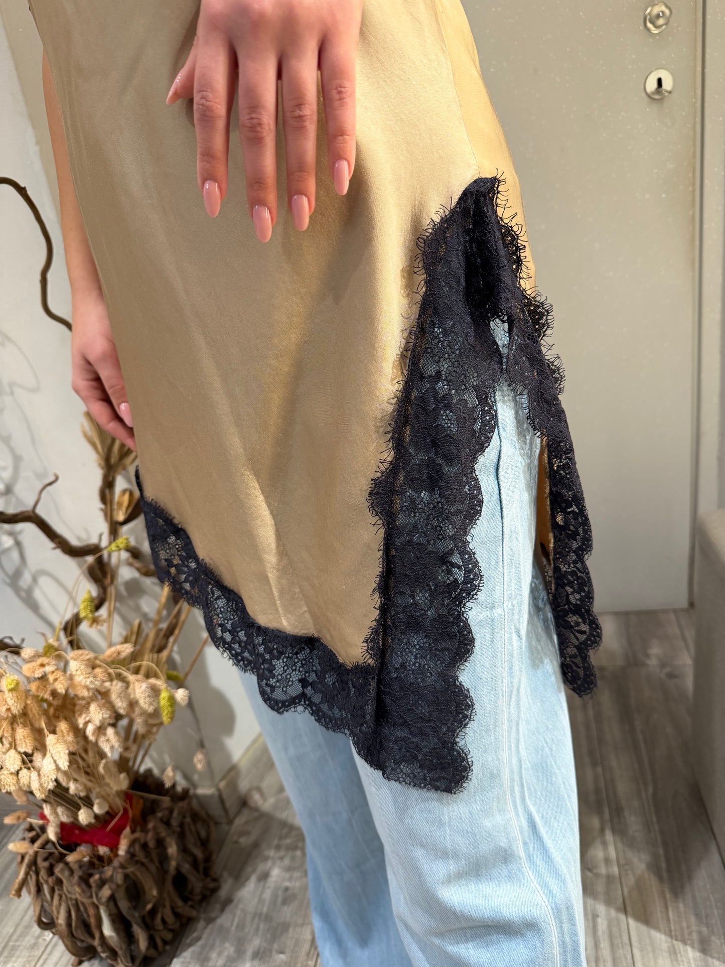 TOP CON INSERTO IN PIZZO SABBIA