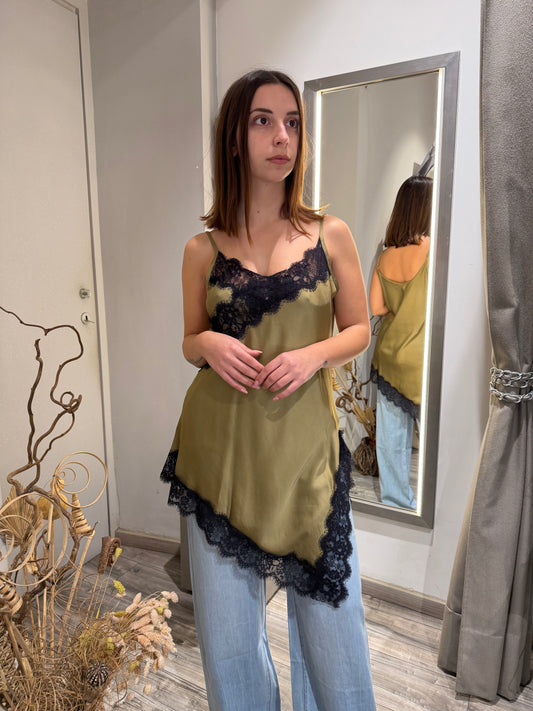 TOP CON INSERTO IN PIZZO OLIO