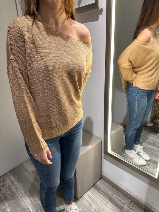 MAGLIA SCOLLO A BARCA CON SPALLA SCESA