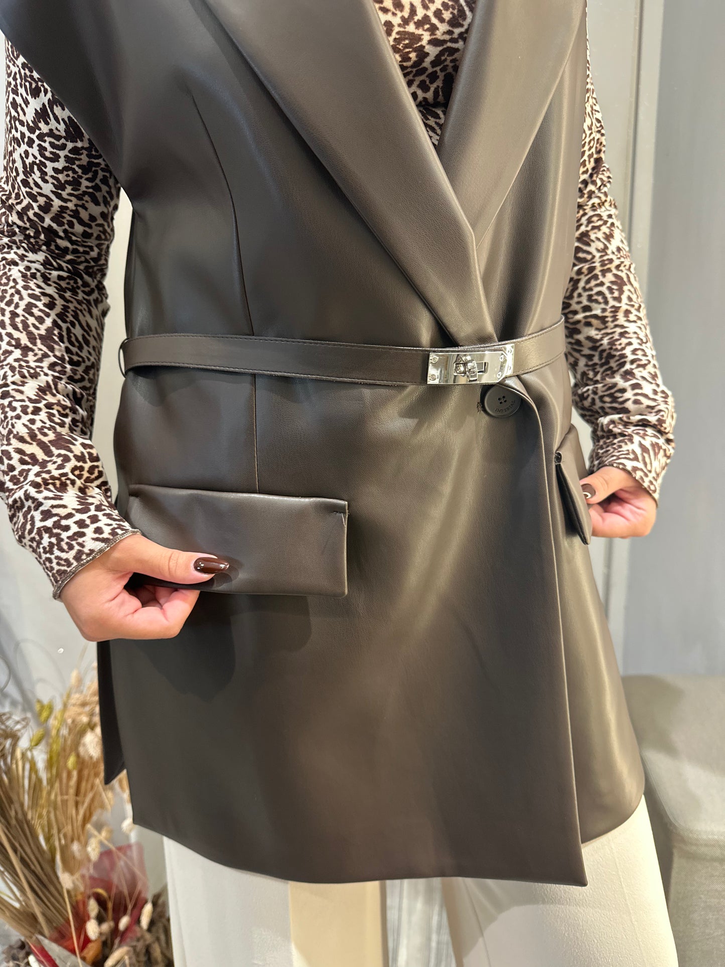 GILET IN SIMILPELLE CON CINTURA