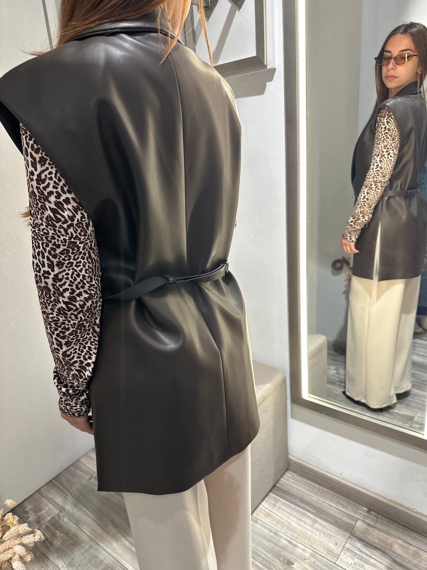 GILET IN SIMILPELLE CON CINTURA