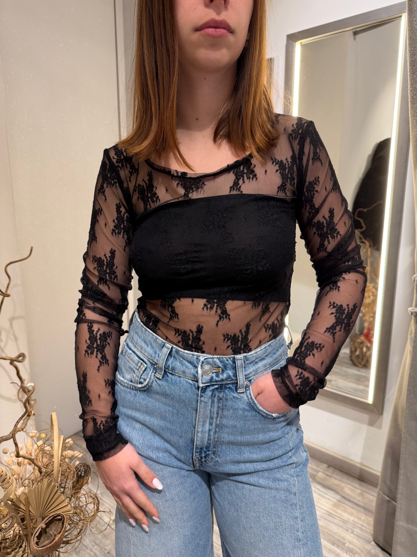 TOP TRASPARENTE A MANICHE LUNGHE CON RICAMO FLOREALE