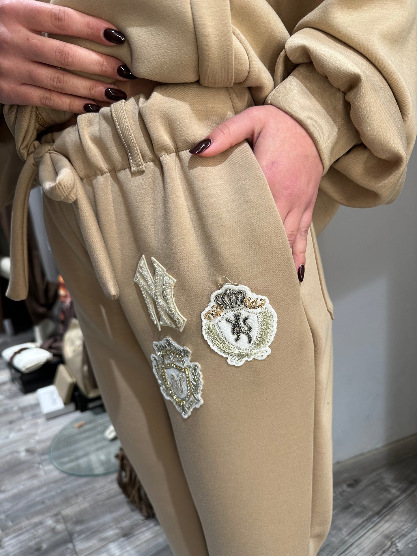 PANTALONE TUTA CON PATCH ALMOND