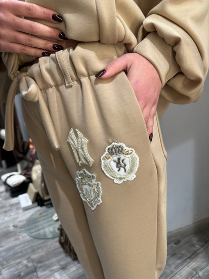 PANTALONE TUTA CON PATCH ALMOND