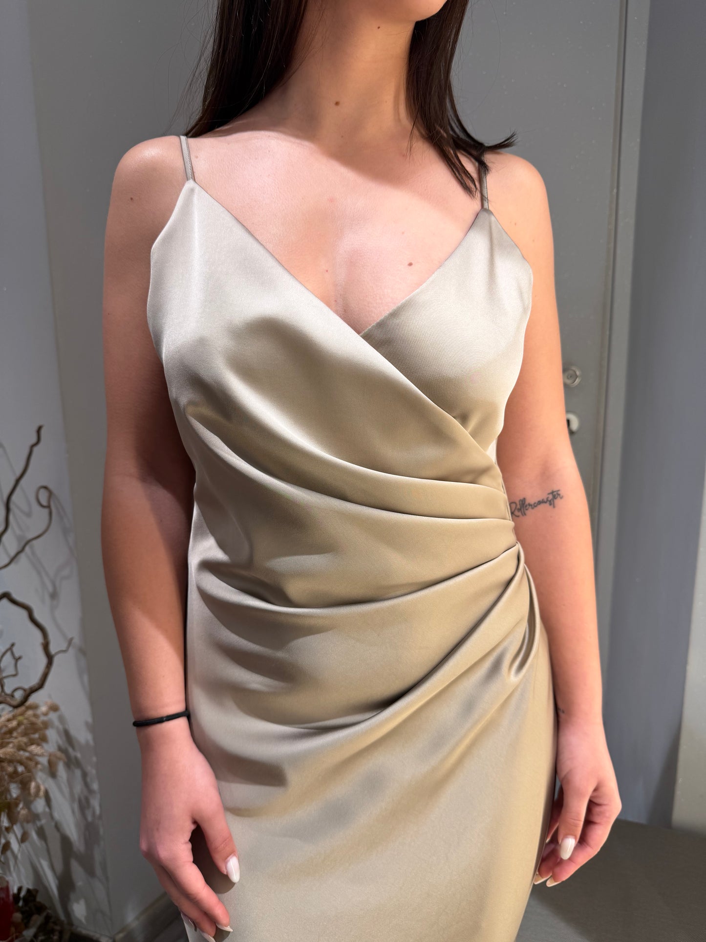 ABITO MIDI DRAPPEGGIATO EFFETTO SATIN PLATINO