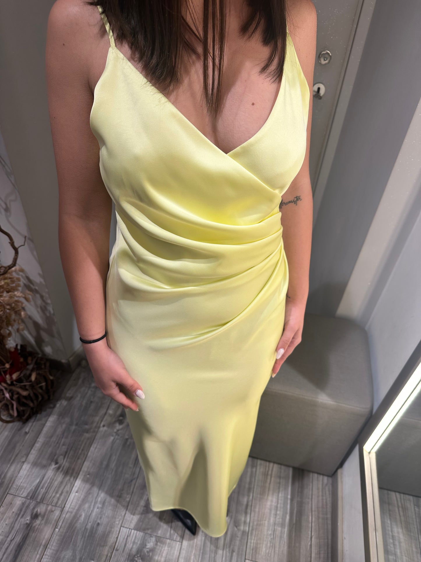 ABITO MIDI DRAPPEGGIATO EFFETTO SATIN GIALLO