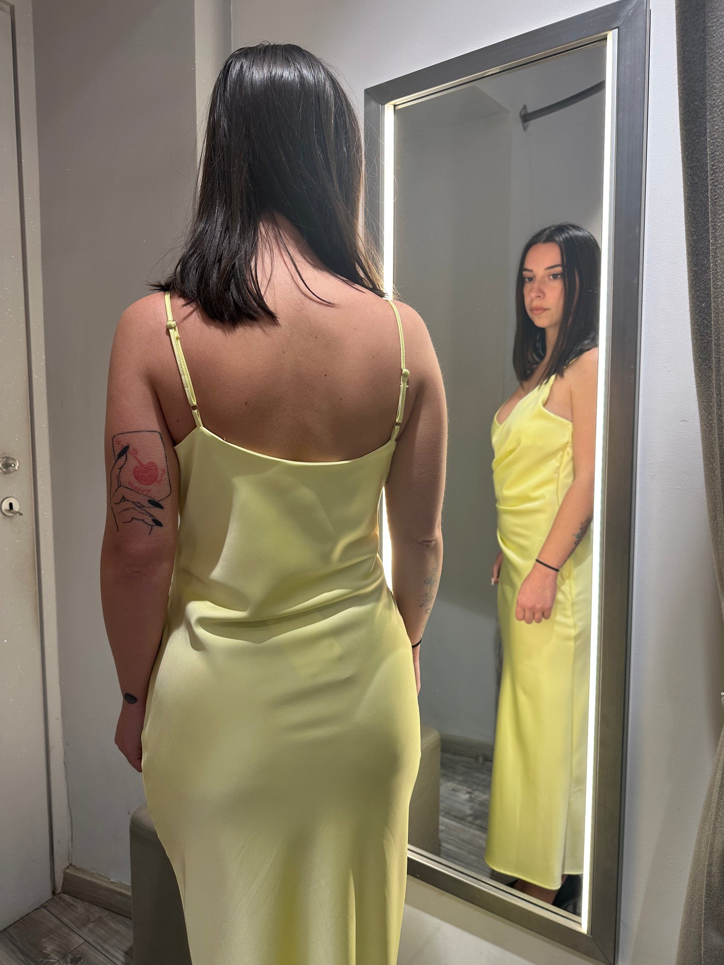 ABITO MIDI DRAPPEGGIATO EFFETTO SATIN GIALLO