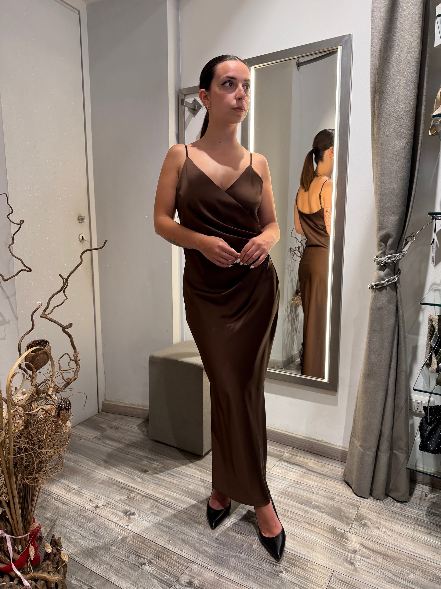 ABITO MIDI DRAPPEGGIATO EFFETTO SATIN MORO