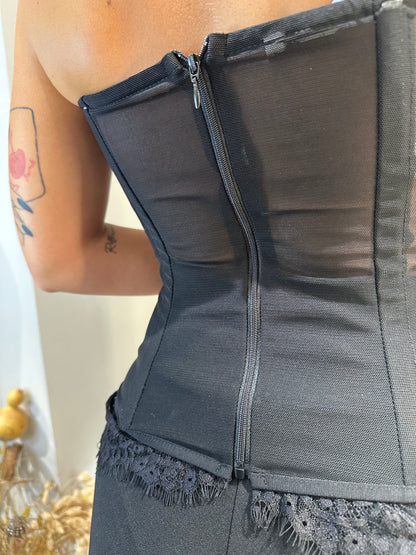 TOP CON SCOLLATURA A CUORE E PIZZO