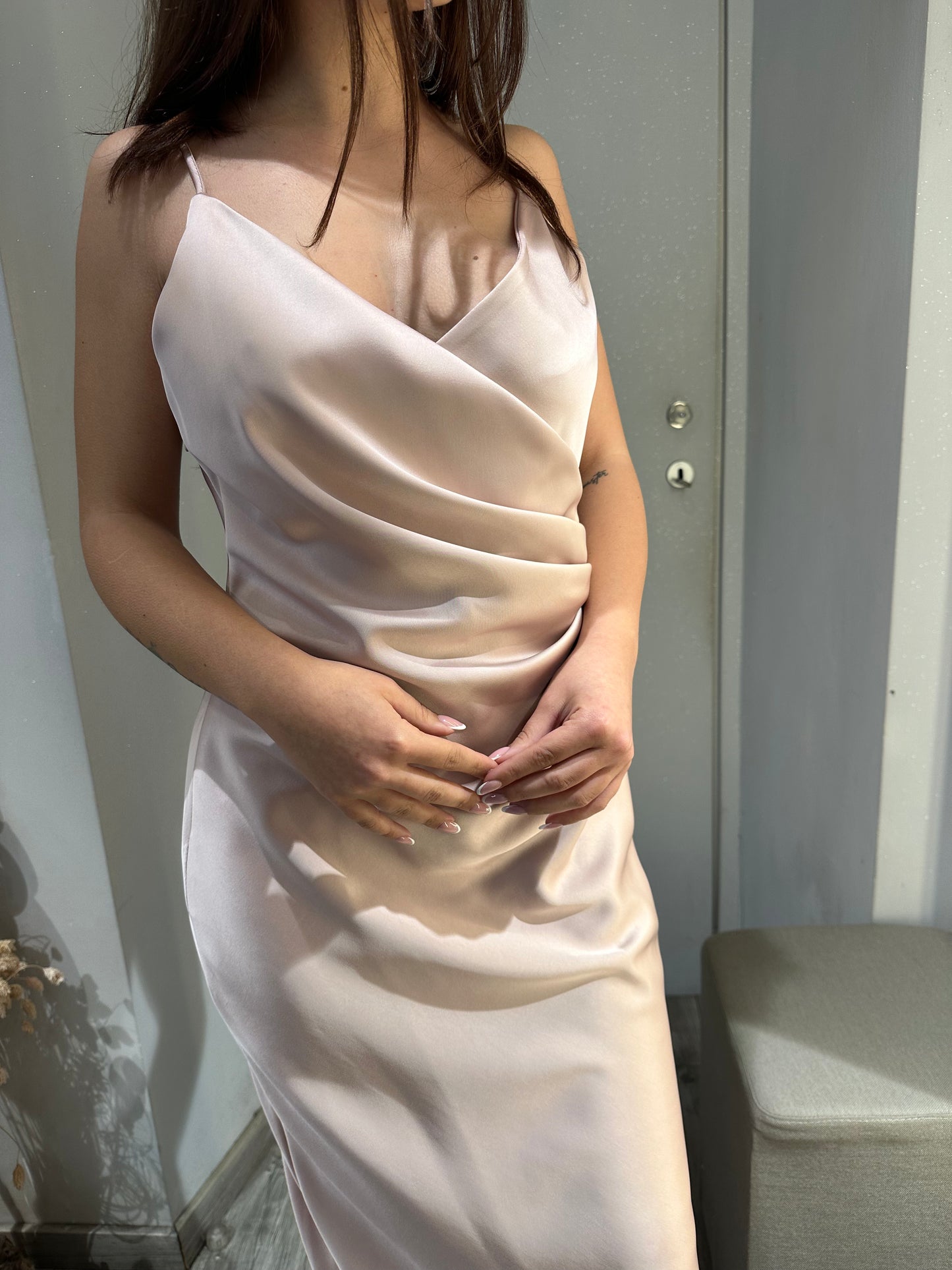 ABITO MIDI DRAPPEGGIATO EFFETTO SATIN ROSA