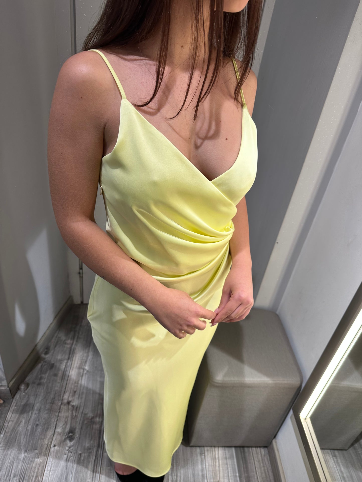 ABITO MIDI DRAPPEGGIATO EFFETTO SATIN GIALLO