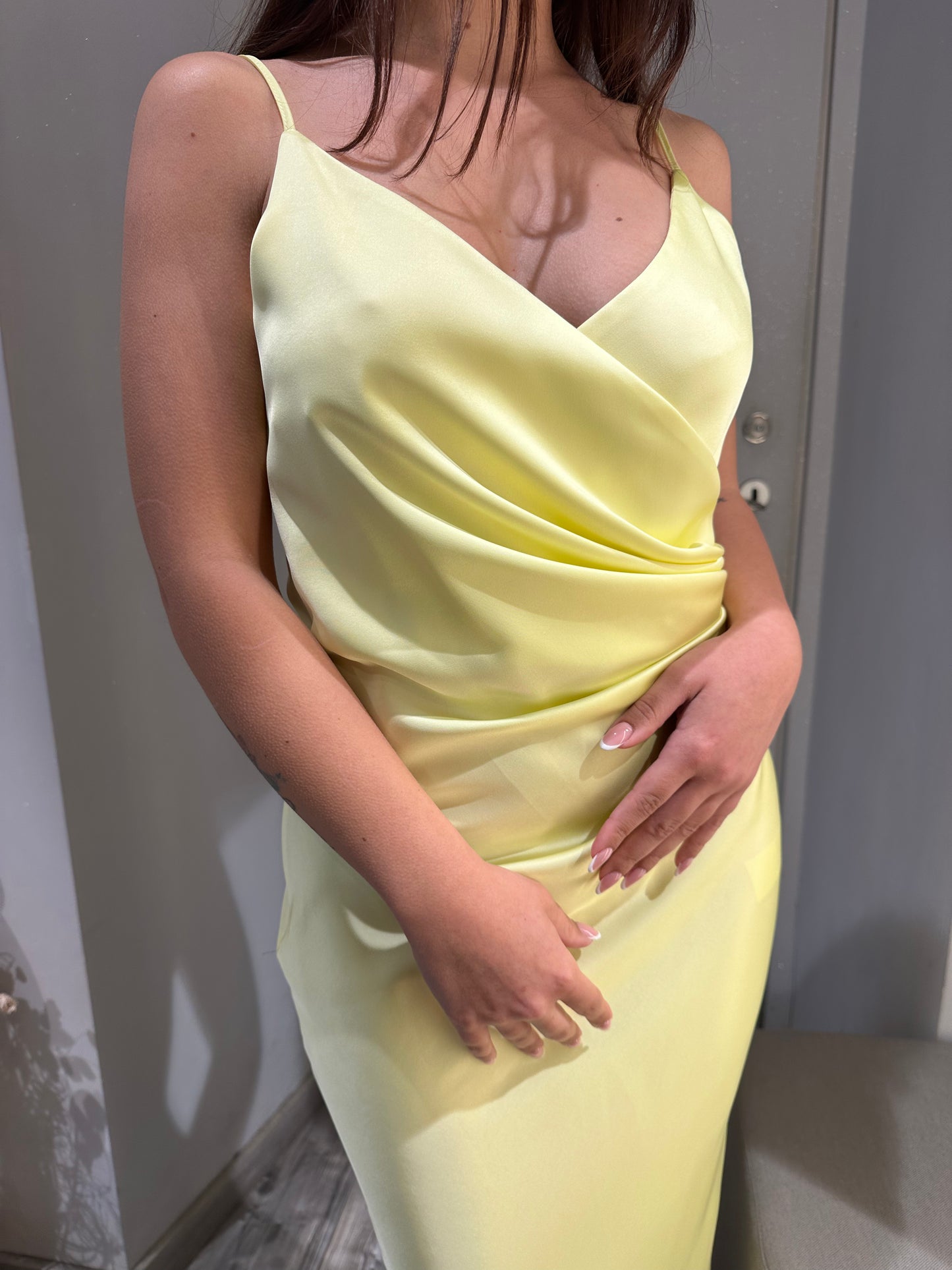 ABITO MIDI DRAPPEGGIATO EFFETTO SATIN GIALLO