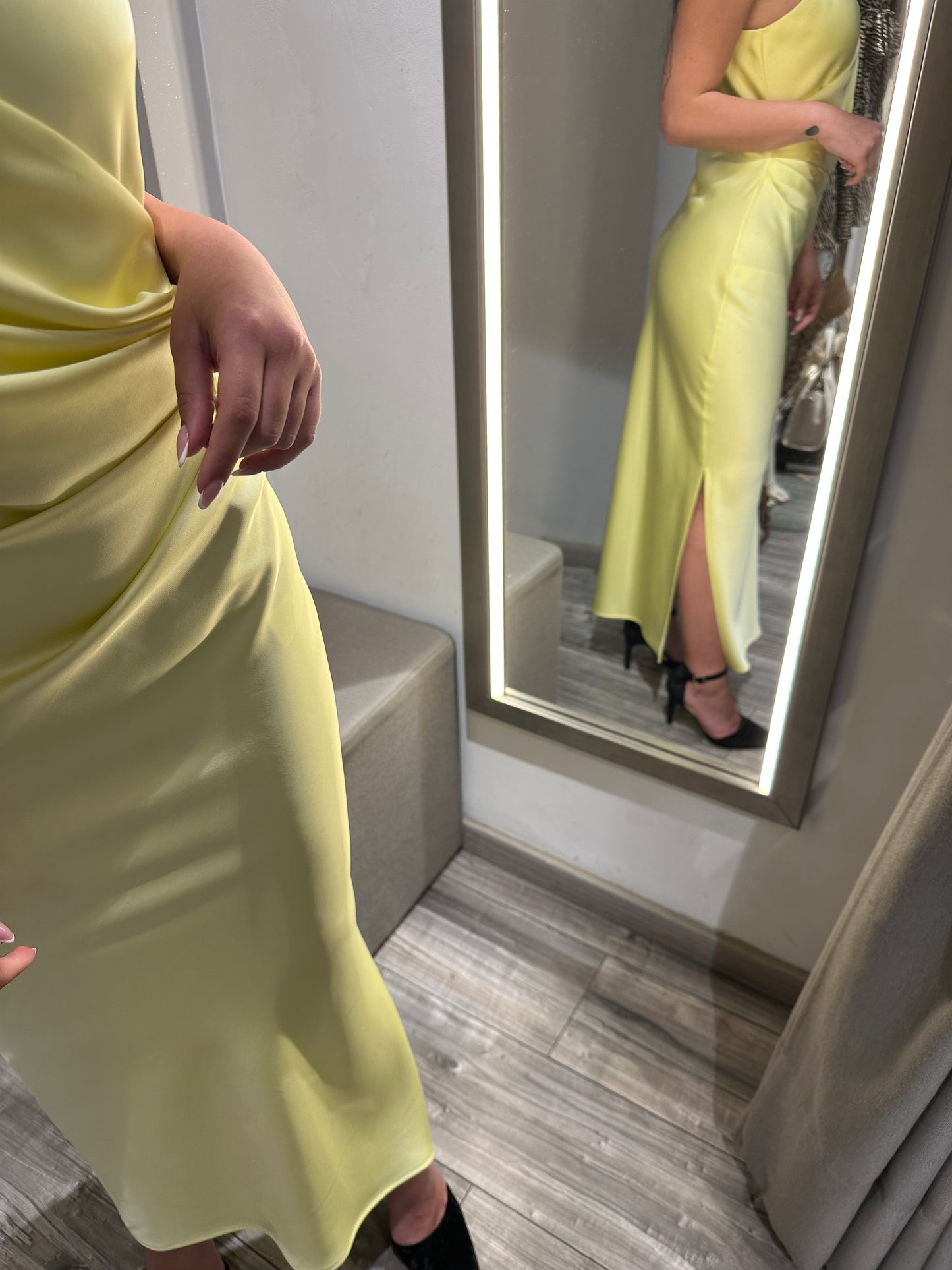 ABITO MIDI DRAPPEGGIATO EFFETTO SATIN GIALLO