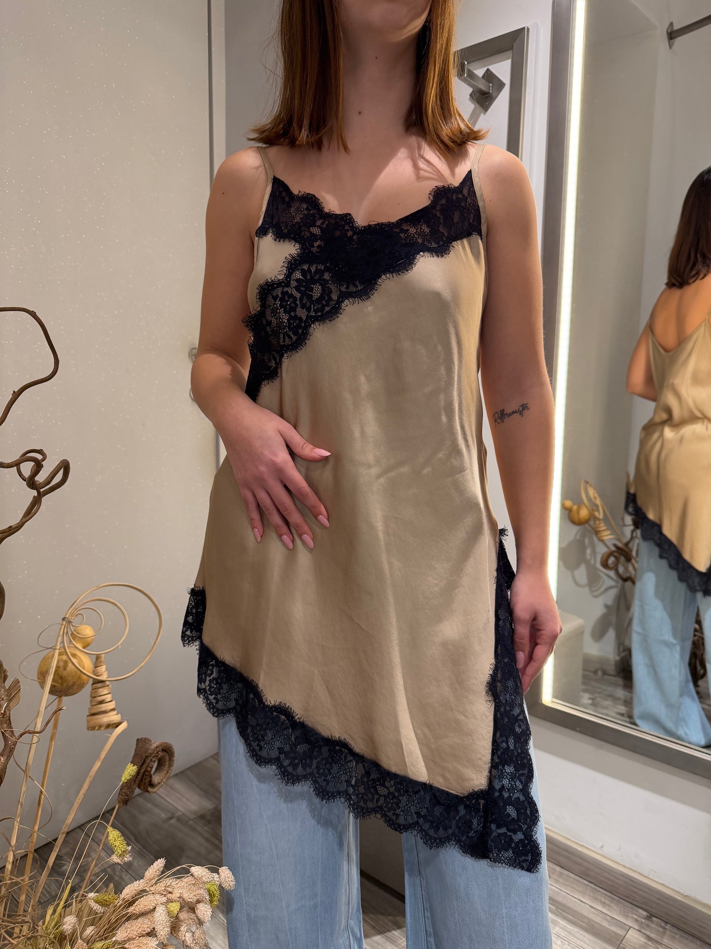 TOP CON INSERTO IN PIZZO SABBIA