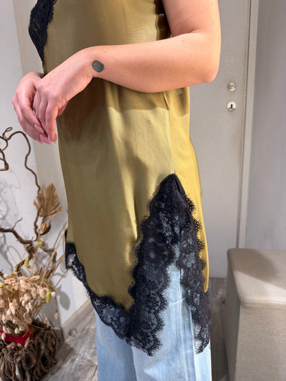 TOP CON INSERTO IN PIZZO OLIO